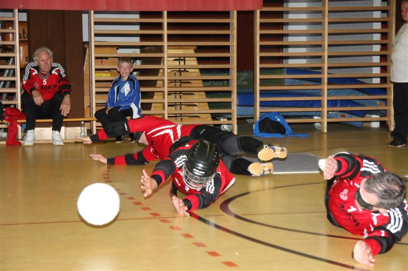 Bild zeigt das Team Salzburg beim Parieren des Balles