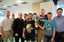 Bild zeigt die Mannschaft TC Basel bei der Siegerehrung mit dem großen Siegerpokal in Händen