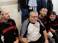 Bild: obwohl im Halbfinale ausgeschieden verloren wir unseren Humor nicht. Bild zeigt Christian, Trainer Erich Geyer, Jürgen und Peter lachend in der Garderobe...