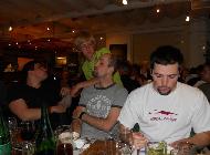 Bild zeigt Sami und Christian zusammen mit Andi Bergmann von Tirol beim gemeinsamen späteren Abendessen