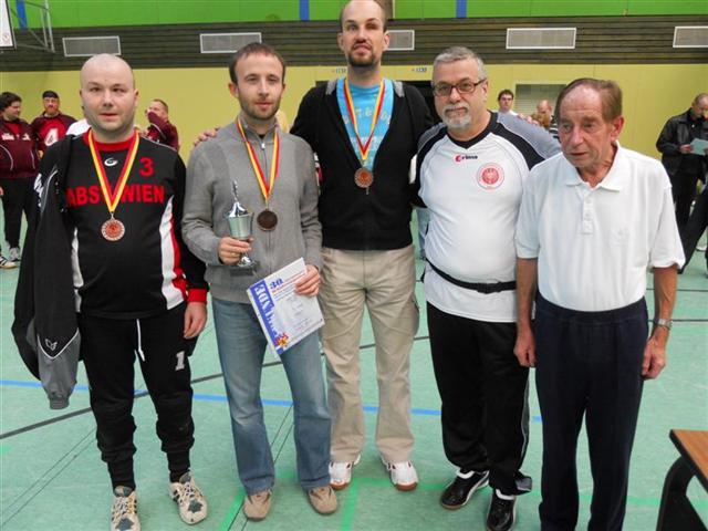 Bild zeigt Martin, Jürgen, Christian, Trainer Erich und Veranstalter Wolfgang mit Pokal und Urkunde