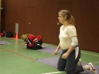 Bild zeigt Natalija und Sabine voll konzentriert während eines Trainingsmatches